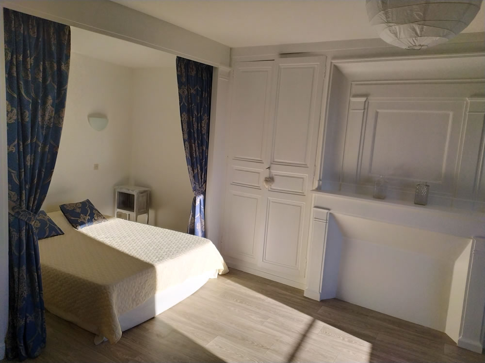 Chambre Bleue et sa cheminée | Les Coteaux d'Amboise | location de gîtes à Amboise